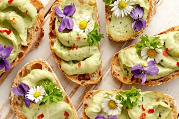 Canapés met avocadomousse