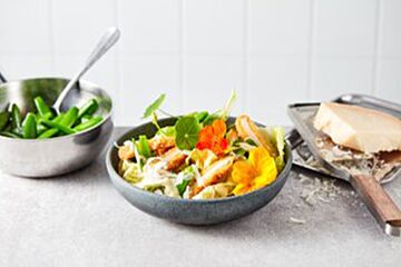 Salade met vegetarische crispy kip