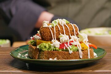 Avocado toast met groente kroket
