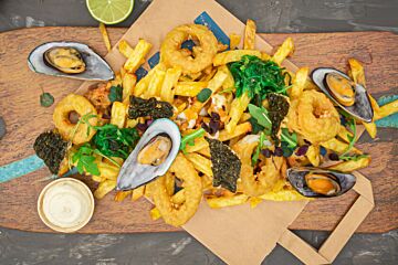 Loaded fries met fruit de mer