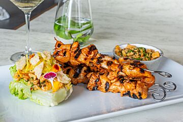 Saté van kippendij met gegrilde little gem