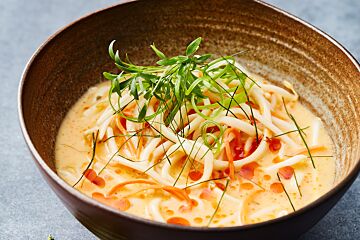 Thaise noedelsoep met rode curry en limoenblad