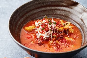 Tomatensoep met Spaanse tortilla, gerookte paprika met chorizo