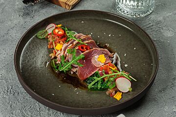 Gegrilde tonijnsteak van de BBQ
