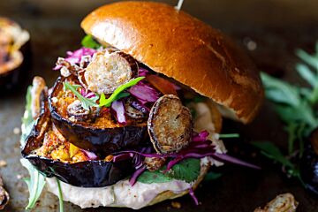 Vegan burger met gefrituurde aubergine