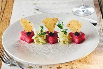 Zalm gemarineerd in rode biet