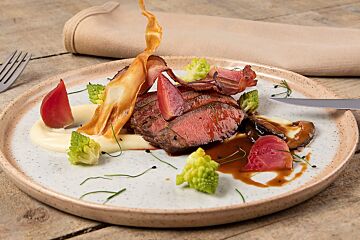 Gemarineerde rundersukade op pastinaakmousseline