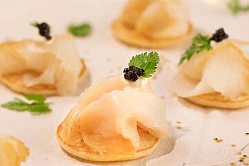 Blini met gerookte heilbot 