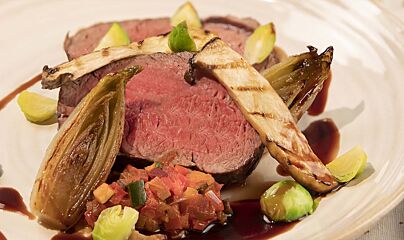Filet mignon met gekaramelliseerde witlof