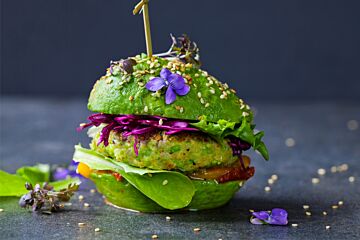 Groene avocado burger met knapperige mais