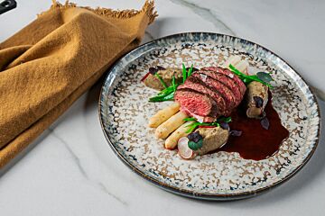 Lamsbout met asperges, peulen en aubergine