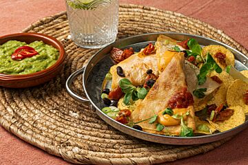 Quesadilla's met tomaten salsa, guacamole
