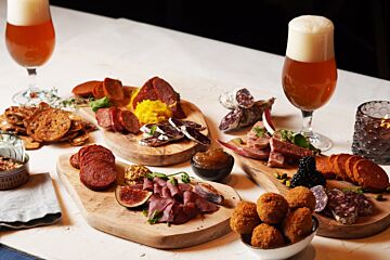Borrelplank met wild charcuterie