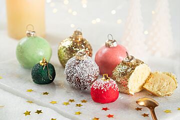 Gekleurde kerstbal van boerencake