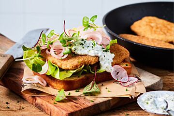 Vegetarische schnitzel op briochebrood