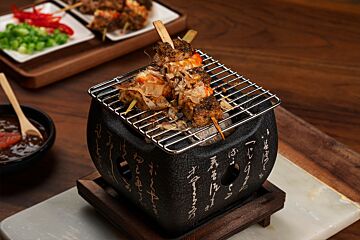 Skewer met gamba's en buikspek